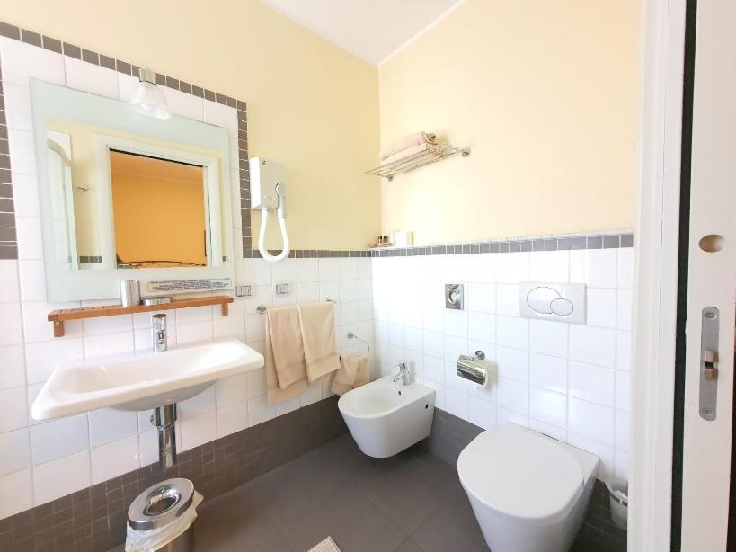 Hotel De La Plage Pietra Ligure Buitenkant foto
