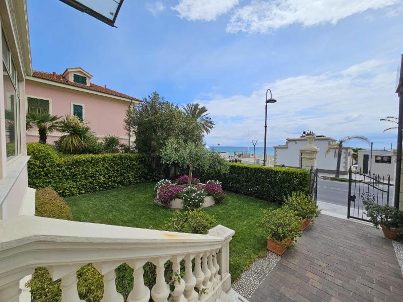 Hotel De La Plage Pietra Ligure Buitenkant foto