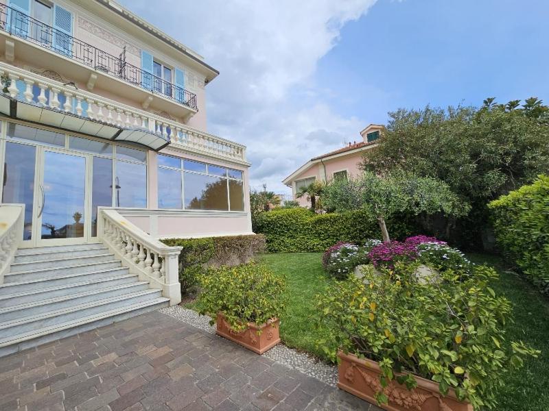 Hotel De La Plage Pietra Ligure Buitenkant foto