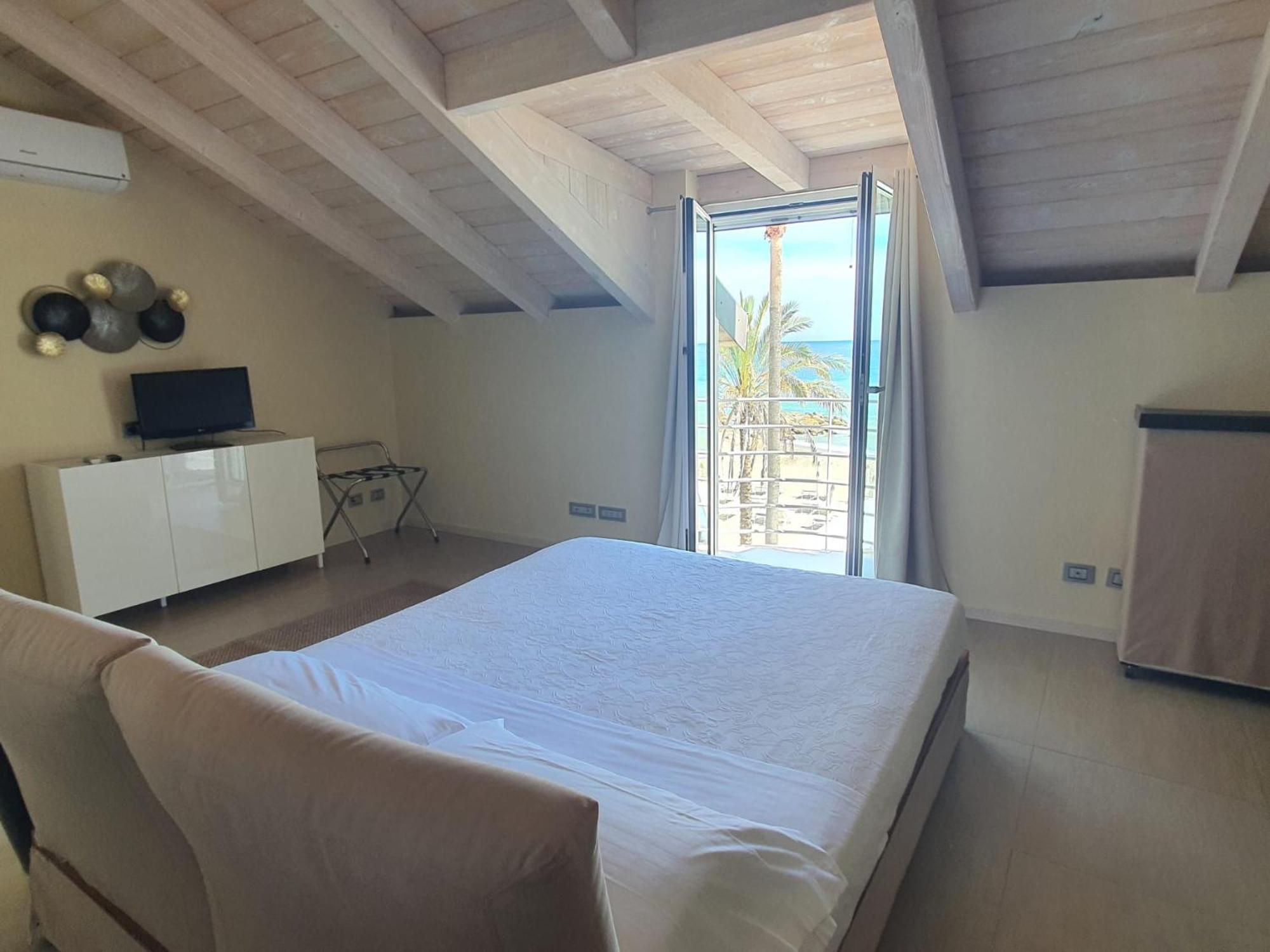 Hotel De La Plage Pietra Ligure Buitenkant foto